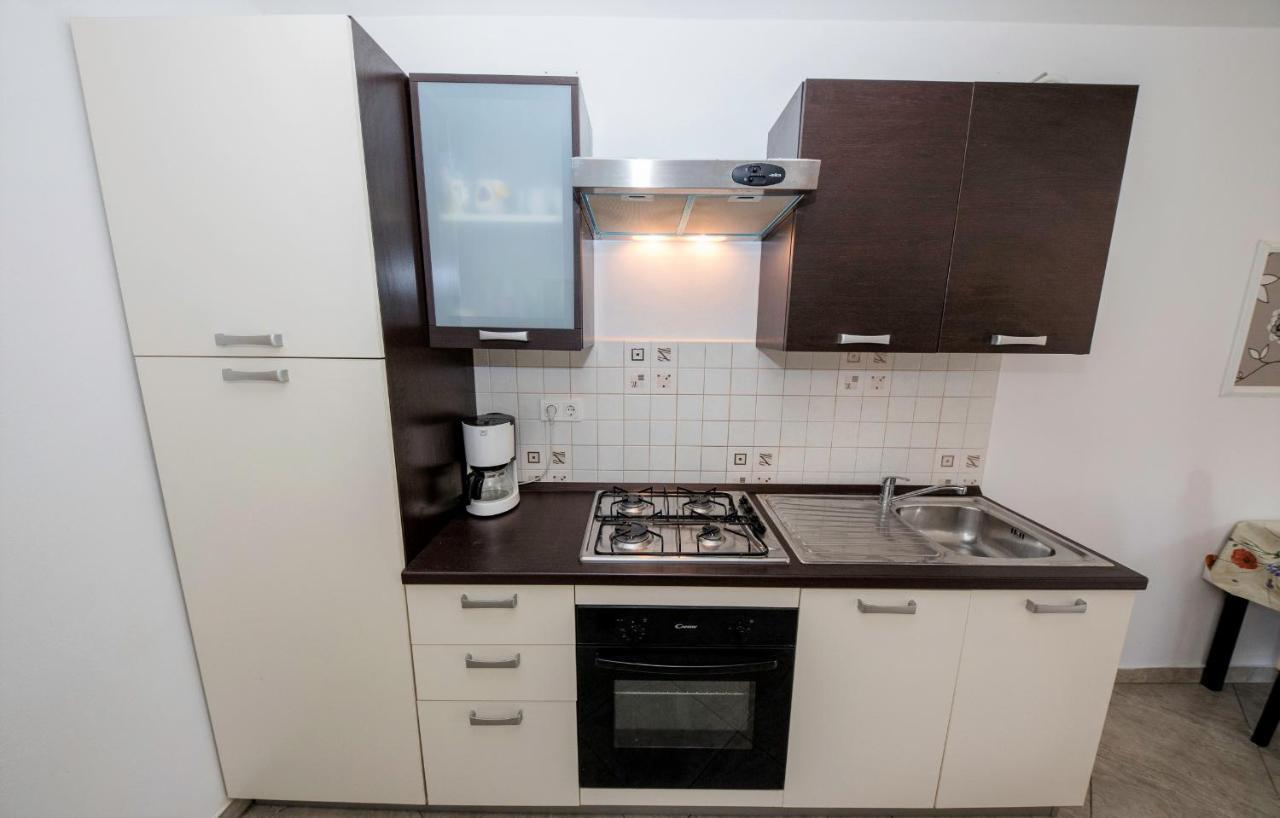 Apartments Anica Kampor Екстериор снимка